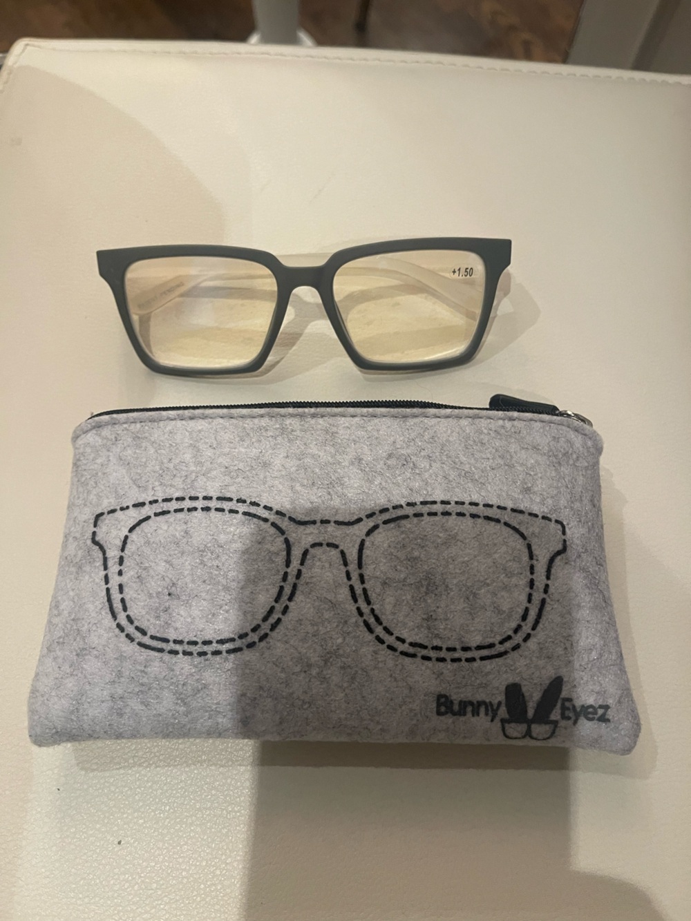 Bunny Eyez Reading Glasses + Felt Case in clear and Gray 1.5